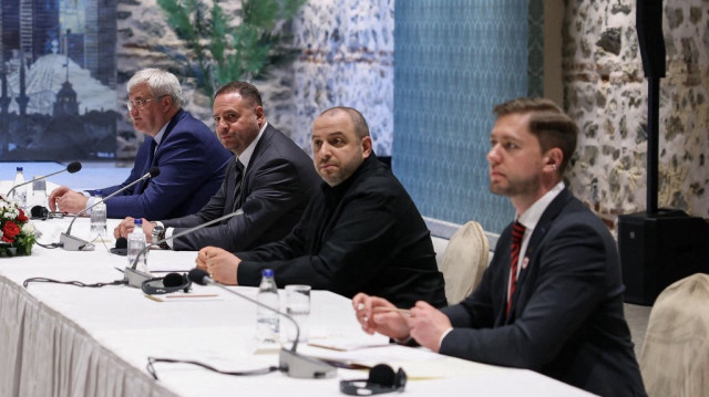 Cette photo prise et diffusée par le ministère turc des Affaires étrangères le 16 mai 2025 montre le chef du bureau du président ukrainien Andriy Yermak (2e à gauche), le ministre ukrainien de la Défense Rustem Umerov (3e à gauche) et le ministre ukrainien des Affaires étrangères Andrii Sybiha, participant à une réunion pour les pourparlers de paix entre l'Ukraine et la Russie au bureau présidentiel turc de Dolmabahce, à Istanbul.