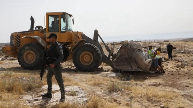 مسؤول فلسطيني: مستوطنون بحماية جيشهم ينفذون مجزرة بحق أراض بالضفة