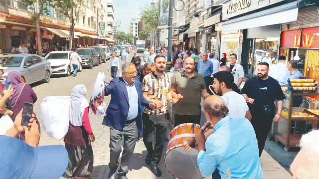 Diyarbakır'da halk, PKK'nın fesih kararını halay çekerek kutlamıştı.