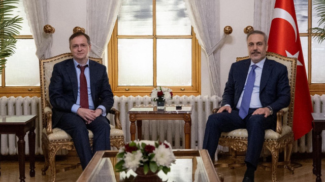 Cette photo prise et diffusée par le service de presse du ministère turc des Affaires étrangères le 15 mai 2025 montre le ministre turc des Affaires étrangères Hakan Fidan (à droite) avec le chef de la délégation russe Vladimir Medinsky (à gauche) au palais de Dolmabahce à Istanbul.
