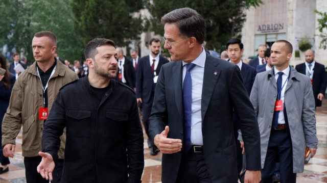 Le président ukrainien Volodymyr Zelenskyy (G) s'entretient avec le secrétaire général de l'OTAN Mark Rutte lors du sommet de la Communauté politique européenne (CPE), à Tirana, le 16 mai 2025.