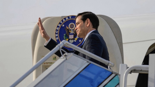 Le secrétaire d'Etat américain Marco Rubio monte à bord d'un avion en route pour Istanbul au départ d'Antalya, le 16 mai 2025.