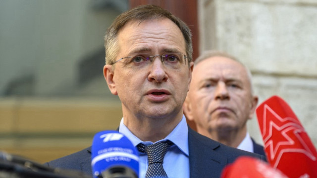 Le chef de la délégation russe, Vladimir Medinsky, s'adresse à la presse avant une réunion prévue entre les délégués ukrainiens, américains et russes à Istanbul, le 15 mai 2025.