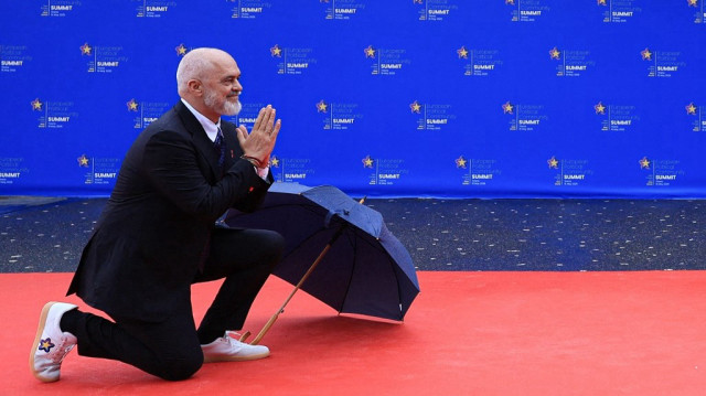 Le Premier ministre albanais Edi Rama accueille le Premier ministre italien avant le sommet de la Communauté politique européenne (CPE), à Tirana, le 16 mai 2025.