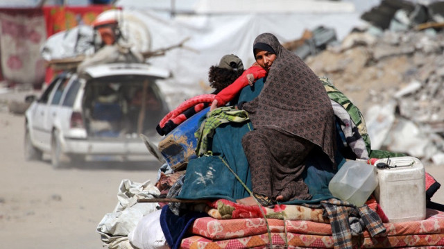 Une femme palestinienne est assise sur les affaires de sa famille alors que les gens fuient la ville de Gaza le 16 mai 2025. L'agence de défense civile de Gaza a déclaré le 16 mai que 50 personnes avaient été tuées dans les frappes israéliennes sur le territoire palestinien depuis minuit.