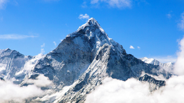 45 yaşındaki Filipinli dağcı Philipp Santiago, Evererst'e tırmanırken yorgunluktan öldü.