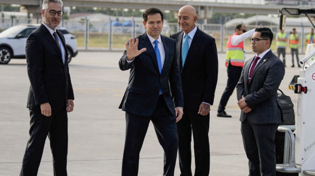 Le secrétaire d'Etat américain Marco Rubio salue avant d'embarquer dans un avion à destination d'Istanbul au départ d'Antalya, le 16 mai 2025.