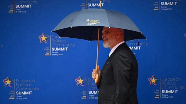 Le Premier ministre albanais Edi Rama attend l'arrivée des dirigeants européens avant le sommet de la Communauté politique européenne (CPE), à Tirana, le 16 mai 2025.