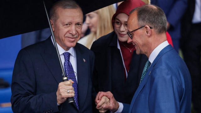 Le président turc Recep Tayyip Erdogan (G) serre la main du chancelier allemand Friedrich Merz lors du sommet de la Communauté politique européenne (CPE), à Tirana, le 16 mai 2025.