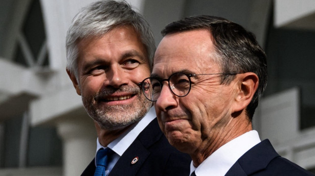 Le chef du groupe parlementaire du parti Les Républicains (LR) à l'Assemblée nationale Laurent Wauquiez (G) et le chef du groupe parlementaire du parti LR au Sénat Bruno Retailleau attendent l'arrivée du Premier ministre français Michel Barnier, qui participe aux Journées parlementaires du parti de droite Les Républicains (LR), à Annecy le 12 septembre 2024.