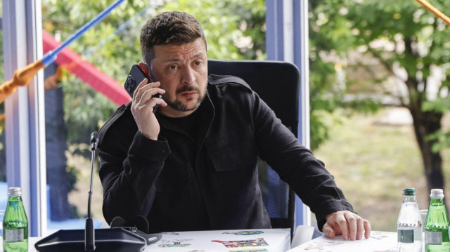 Le président ukrainien Volodymyr Zelensky participe à une réunion lors du sommet de la Communauté politique européenne (CPE), à Tirana, le 16 mai 2025.