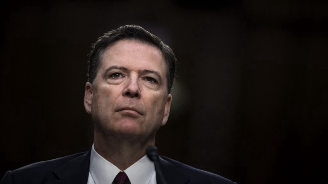 Le directeur déchu du FBI, James Comey, écoute une audience devant le Comité sénatorial spécial sur le renseignement au Capitole, le 8 juin 2017 à Washington, DC. Les forces de l'ordre américaines enquêtent sur une menace d'assassinat présumée contre le président Donald Trump par l'ancien directeur du FBI James Comey, a déclaré la secrétaire à la Sécurité intérieure Kristi Noem le 15 mai 2025.