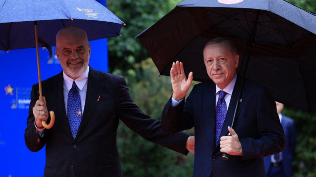 Le Premier ministre albanais Edi Rama (G) accueille le président turc Recep Tayyip Erdogan avant le sommet de la Communauté politique européenne (CPE), à Tirana le 16 mai 2025.