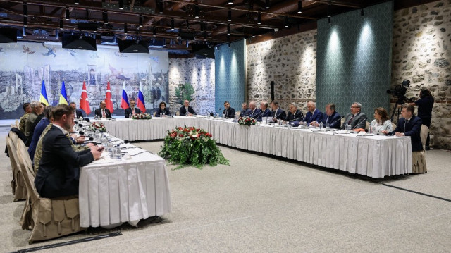 Le ministre turc des Affaires étrangères, Hakan Fidan, a exhorté les parties prenantes au conflit russo-ukrainien à “profiter de cette occasion pour avancer vers la paix”, soulignant que “chaque jour de retard coûte des vies humaines”.