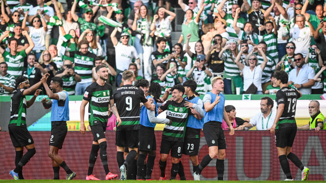 Sportingli futbolcuların gol sevinci.