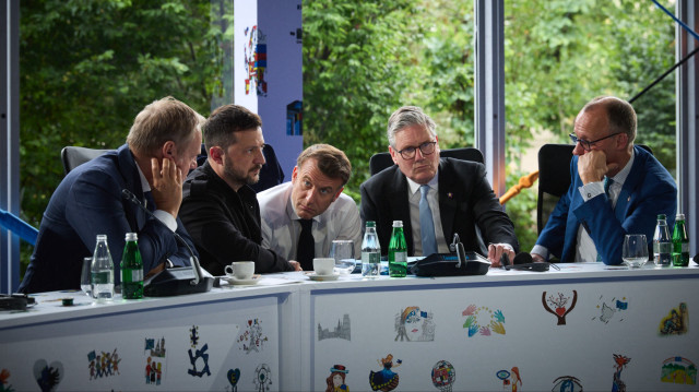 Le président ukrainien Volodymyr Zelensky s'est entretenu, vendredi, avec ses homologues américain et français, Donald Trump et Emmanuel Macron, ainsi qu'avec le chancelier allemand Friedrich Merz et les premiers ministres britannique et polonais Keir Starmer et Donald Tusk, au sujet des pourparlers de paix d'Istanbul.