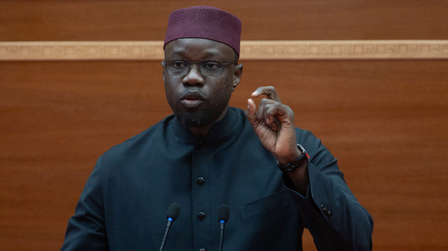 Le Premier ministre sénégalais Ousmane Sonko s'exprime lors d'une séance plénière consacrée aux questions d'actualité à l'Assemblée nationale, à Dakar, le 21 février 2025. Le Premier ministre sénégalais a qualifié de "particulièrement catastrophique et inquiétant" le rapport sur la gestion des finances publiques du pays entre 2019 et 2024, sous la direction de l'ancien président Macky Sall, appelant les citoyens sénégalais "à un véritable sursaut".