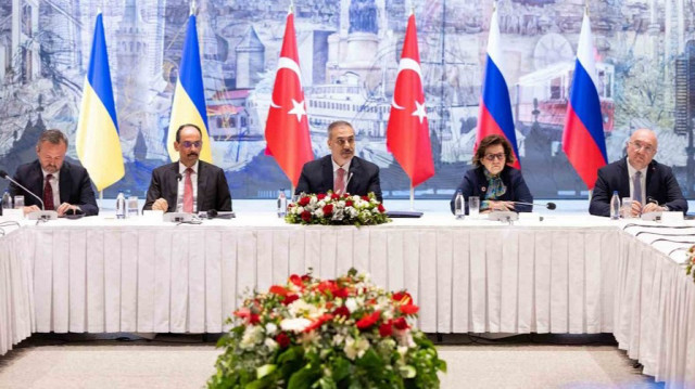 Turkish Foreign Minister Hakan Fidan (C) chairs Türkiye-Russia-Ukraine Trilateral Meeting at Dolmabahce Presidential Office in Istanbul, Türkiye on May 16, 2025.