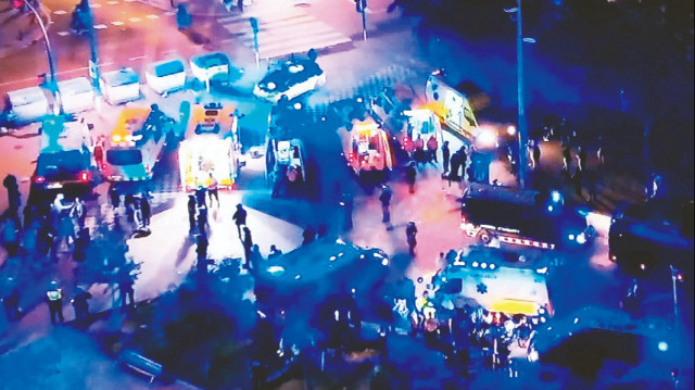 Sürücünün, genç bir kıza çarptığı, sonrasında çevredekilerin tepki göstermesiyle paniğe kapılarak
kontrolsüz şekilde hızlanıp, kalabalığın arasına daldığı ifade edildi.