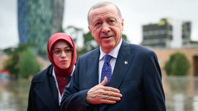 Le président turc Recep Tayyip Erdogan arrive au sommet de la Communauté politique européenne (CPE), à Tirana, le 16 mai 2025.