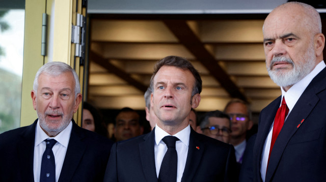 De gauche à droite : Richard Attias, président du comité exécutif du Future Investment Initiative (FII) Institute, le président français Emmanuel Macron et le Premier ministre albanais Edi Rama posent pour une photo après le sommet Future Investment Initiative (FII) Priority Europe (Initiative pour les investissements d'avenir (IIF) Priorité Europe), au théâtre national, à Tirana, le 17 mai 2025.