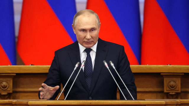 Le président russe Vladimir Poutine prononce un discours lors d'une réunion du conseil consultatif du parlement russe à Saint-Pétersbourg, le 27 avril 2022.