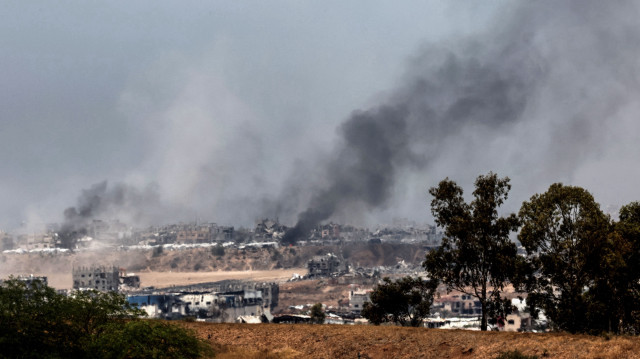 Cette photo prise depuis une position dans le sud d'Israël, à la frontière avec la bande de Gaza, montre de la fumée s'élevant au-dessus de bâtiments détruits dans la bande de Gaza lors d'un bombardement israélien le 17 mai 2025. L'armée israélienne a annoncé les premières étapes d'une opération intensifiée dans la bande de Gaza visant à vaincre le Hamas. Les secouristes dans le territoire palestinien assiégé ont fait état de 10 morts le 17 mai dans de nouvelles frappes israéliennes.
