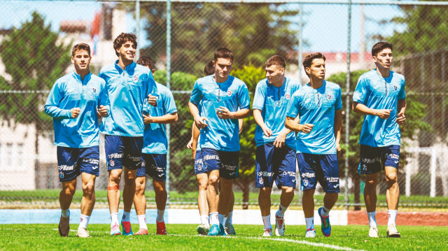 Trabzonspor, U19 takımında forma giyen Alihan Erdoğan, Arda Öztürk, Bican Tibukoğlu, Boran Başkan, Ekrem Terzi, Erolcan Çolak, Esat Yiğit Alkurt, Furkan Melikşah Özcan, Onuralp Çakıroğlu, Ömer Faruk Duymaz, Ömer Faruk Karahan, Taha Emre İnce ve Yiğit Kemal Turan ile geçen ay oynanan UEFA Gençlik Ligi finali öncesinde profesyonel sözleşme imzalamıştı.