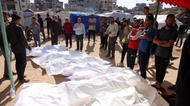Des personnes entourent les corps de Palestiniens tués lors d'une frappe israélienne devant l'hôpital indonésien de Beit Lahia, dans le nord de la bande de Gaza, le 16 mai 2025. L'agence de défense civile de Gaza a déclaré le 16 mai que 50 personnes avaient été tuées dans des frappes israéliennes sur le territoire palestinien depuis minuit.