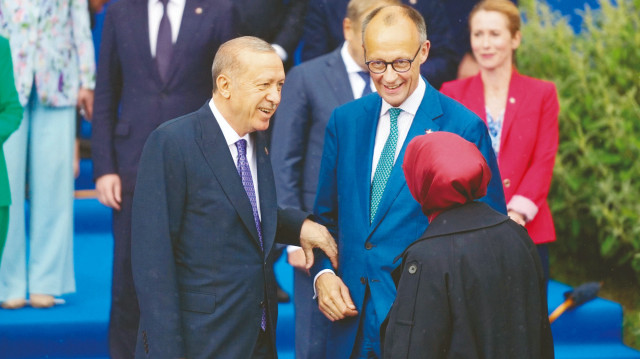 Avrupa Siyasi Topluluğu Zirvesi aile fotoğrafında yer alan Erdoğan, zirvede görüştüğü Almanya'nın yeni Başbakanı Merz’i Türkiye'ye davet etti. Merz de en kısa sürede geleceğini ifade etti.