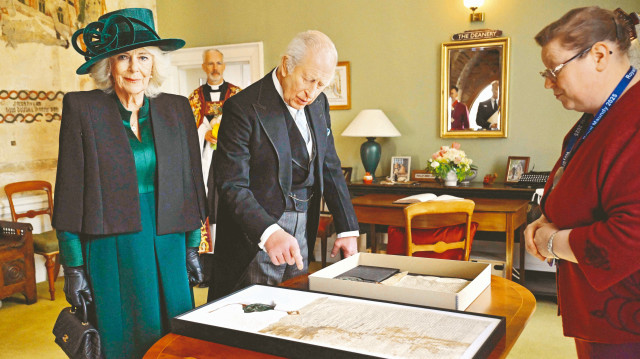 Magna Carta, İngiltere'de kralın da hukuk kurallarına tabi olduğunu yazılı hale getiren ilk metin olarak biliniyor.