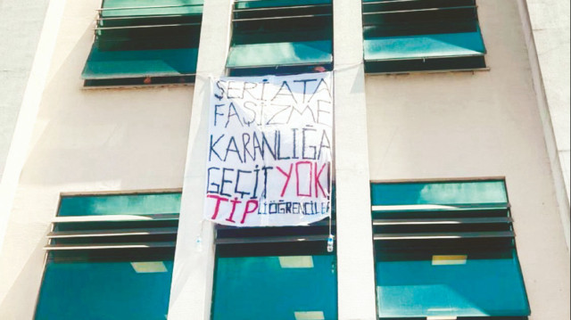 Türkiye İşçi Partisi (TİP) üyesi provokatörler okulun duvarlarına “Şeriata geçit yok” yazılı afişler astı.