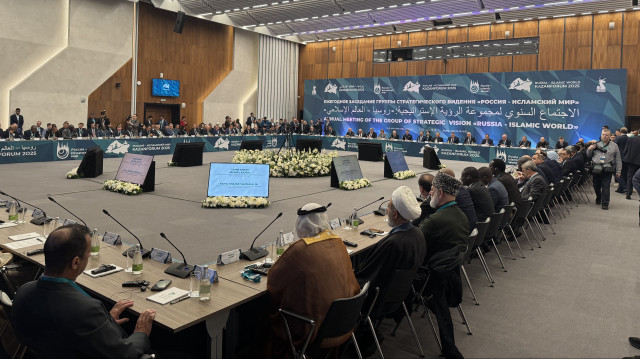 Le vice-premier ministre russe Marat Husnullin lit le message envoyé par le président russe Vladimir Poutine lors de la session du groupe de vision stratégique du KazanForum "2025 Russie - Monde islamique" à Kazan, Russie, le 16 mai 2025.