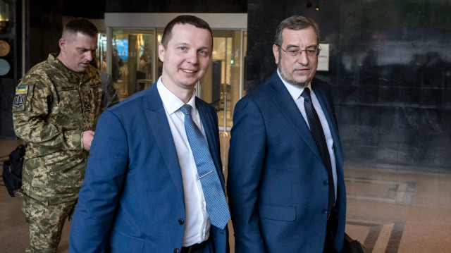 Le chef adjoint du renseignement militaire ukrainien, Vadym Skibitsky (à droite), s'adresse aux journalistes après une réunion avec les délégués russes à Istanbul, le 16 mai 2025. Le principal négociateur ukrainien a déclaré vendredi que la "prochaine étape" des négociations avec la Russie devrait être une rencontre entre les présidents Volodymyr Zelensky et Vladimir Poutine. "Je pense que la prochaine étape consisterait à organiser une réunion au niveau des dirigeants", a déclaré le ministre de la défense Rustem Umerov, principal négociateur de Kiev, aux journalistes à Istanbul, après les premiers pourparlers de paix en face à face entre les deux parties depuis plus de trois ans.
