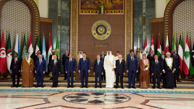 Les dirigeants arabes posent pour une photo de groupe avant la séance d'ouverture du 34e sommet de la Ligue arabe à Bagdad, le 17 mai 2025.