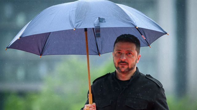 Le président ukrainien Volodymyr Zelensky arrive au sommet de la Communauté politique européenne (CPE), à Tirana, le 16 mai 2025.