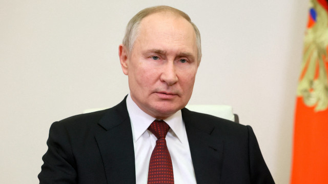 Le président russe Vladimir Poutine prononce un discours alors qu'il assiste au premier congrès du Mouvement russe des enfants et des jeunes dans le hall d'exposition central du Manège, par vidéoconférence, à la résidence d'État de Novo-Ogaryovo, dans les environs de Moscou, le 18 décembre 2022.