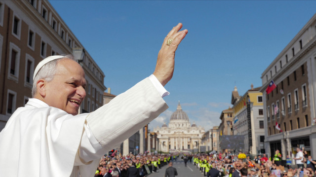 Cette photo prise et diffusée le 18 mai 2025 par les médias du Vatican montre le pape Léon XIV saluant la foule depuis la papamobile avant une messe pour le début de son pontificat, sur la place Saint-Pierre au Vatican.
