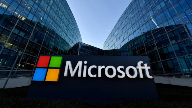 Le logo du siège français de la multinationale américaine de technologie Microsoft est photographié à l'extérieur le 6 mars 2018 à Issy-Les-Moulineaux, en banlieue parisienne. Le 13 mai 2025, Microsoft a déclaré qu'elle supprimait les niveaux de gestion inutiles et qu'elle saisissait les avantages des nouvelles technologies, alors que des rapports indiquaient que le géant de la technologie allait licencier des milliers de travailleurs. L'entreprise, qui progresse dans ses projets de déploiement de l'IA dans tous ses produits, a également déclaré qu'elle était en train de "donner aux employés les moyens de passer plus de temps à se concentrer sur un travail utile en tirant parti des nouvelles technologies et capacités".