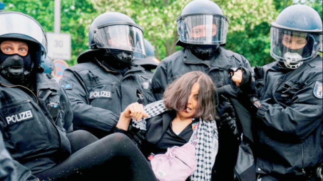 Alman polisi Siyonist gibi