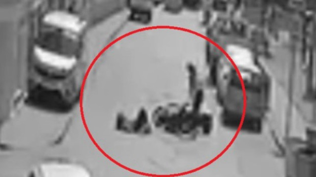 Bursa'da motosikletli kurye, cadde üzerinde yürüyen bir kadına çarptı.