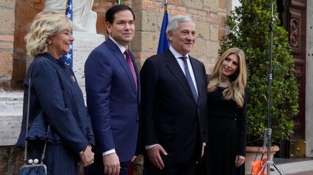 De gauche à droite : Brunella Orecchio, épouse de Tajani, Marco Rubio, secrétaire d'État, Antonio Tajani, ministre italien des affaires étrangères, et Jeanette Dousdebes, épouse de Rubio, se rencontrent à la Villa Madama à Rome, le 17 mai 2025.