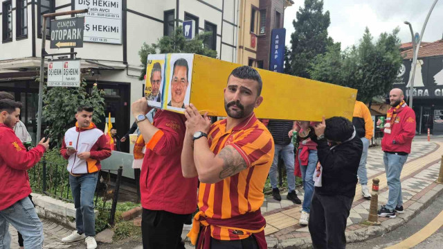 Galatasaraylı taraftarlardan Fenerbahçe'ye gönderme: Tabutlarla yürüdüler