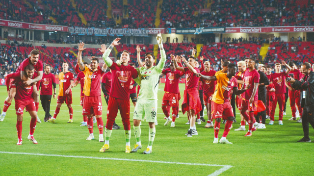 53 bin kapasiteli RAMS Park bugün tarihi günlerinden birini yaşayacak. 25. şampiyonluğa hazırlanan Aslantepe’de 2 gündür aralıksız çalışmalar devam ediyor. Kayserispor maçında şampiyonluk ilan edilirse, 90 dakika biter bitmez kutlamalar başlayacak. 5. yıldıza özel ışıklandırma şovuyla görsel şölen gerçekleşecek. Galatasaray- Kayserispor maçı dolu tribünler önünde oynanacak.