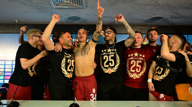 Galatasaraylı futbolcular toplantıyı bastı: İstifa çağrısı yaptı