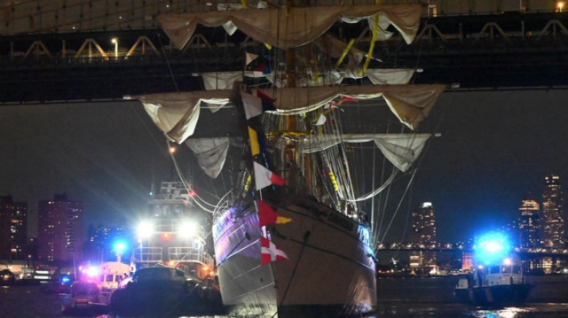Mexican Navy ship crashes into Brooklyn Bridge, killing 2, injuring 19