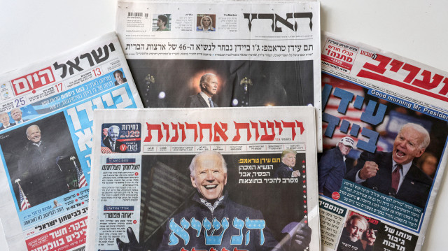 Cette photo prise le 8 novembre 2020 à Jérusalem montre une collection de unes de journaux israéliens, (en haut de gauche à droite) Maariv, Haaretz, Israel Hayom, et (en bas) Yedioth Ahronoth, dont les titres présentent les résultats des élections générales américaines de 2020.