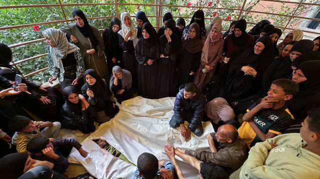 Des Palestiniens se recueillent devant les corps de proches tués lors de frappes israéliennes sur des tentes de déplacés dans la zone ouest de Mawasi, à l'hôpital Nasser de Khan Yunis, dans le sud de la bande de Gaza, le 18 mai 2025. Le porte-parole de la défense civile de Gaza, Mahmud Bassal, a déclaré à l'AFP que 22 personnes avaient été tuées et au moins 100 autres blessées lors d'une attaque menée avant l'aube contre des tentes abritant des Palestiniens déplacés à Al-Mawasi, dans le sud de la bande de Gaza.