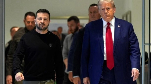 US President Donald Trump (R) and Ukrainian President Volodymyr Zelenskyy (L)