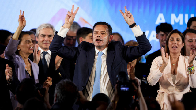 Le leader du parti de l'Alliance démocratique (AD) et Premier ministre portugais Luis Montenegro (C) célèbre sa victoire lors de la soirée électorale à Lisbonne le 19 mai 2025. Le parti de centre-droit au Portugal a remporté la plupart des sièges lors des élections générales d'hier, mais n'est pas parvenu à obtenir la majorité parlementaire, tandis que le soutien au parti d'extrême droite Chega s'est accru, selon les résultats officiels presque complets. Avec seulement quatre sièges à attribuer dans le parlement portugais de 230 sièges, l'Alliance démocratique (AD) a obtenu 32,7 % des voix. Le Parti socialiste a obtenu 23,4 %, suivi de près par Chega avec 22,6 %.